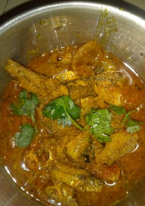 A picture of Small fish with garam masala curry.