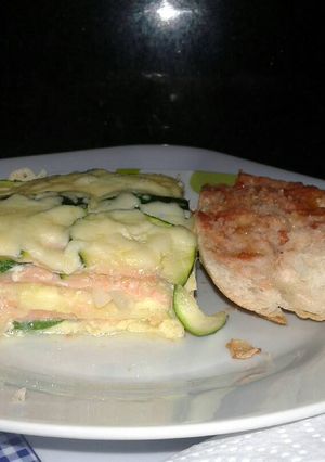 Una foto de Pastel de calabacín y salmón ahumado