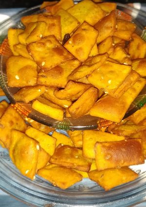 તીખા શક્કરપારા (Tikha Shakkarpara Recipe In Gujarati) રેસીપી મુખ્ય ફોટો