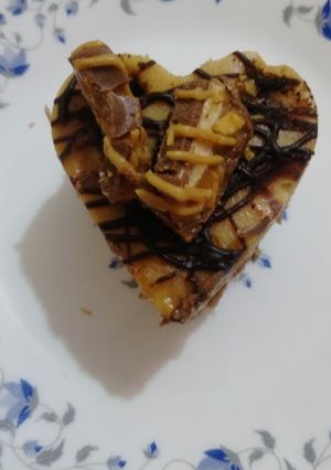 صورة لوصفة حلى كيك سريع على البارد بالسنيكرز و زبدة الفول 🍫🍞