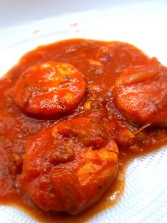 Una foto de Medallón de merluza en salsa de tomate con cebolla