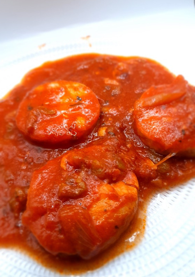 Una foto de Medallón de merluza en salsa de tomate con cebolla