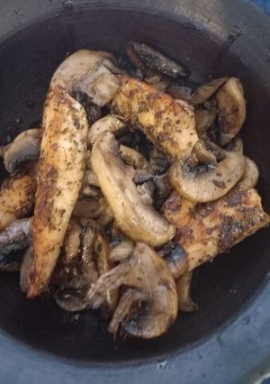 Una foto de Pollo con champiñones