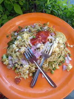 वेज अंडा नूडल्स (veg anda noodles recipe in Hindi) रेसिपी मुख्य फोटो