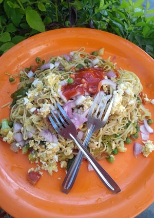 वेज अंडा नूडल्स (veg anda noodles recipe in Hindi) रेसिपी मुख्य फोटो