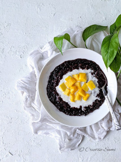 A picture of Thai black sticky rice.