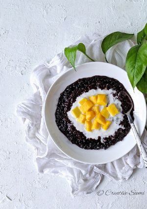 A picture of Thai black sticky rice.