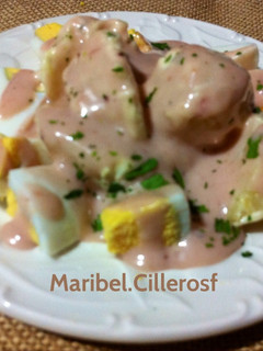 Una foto de Patatas hervidas y huevos, con mahonesa de remolacha