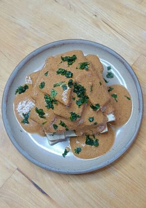Une photo de 🌿 Tofu fumé sauce épicée tomate et lait de coco