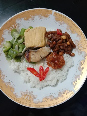 Langkah Mudah untuk Membuat Resep Nasi mangut cucut tahu emes &amp; orek + sambal terasi, ala saya 🤓 yang Lezat Anti Ribet, Bikin Ngiler