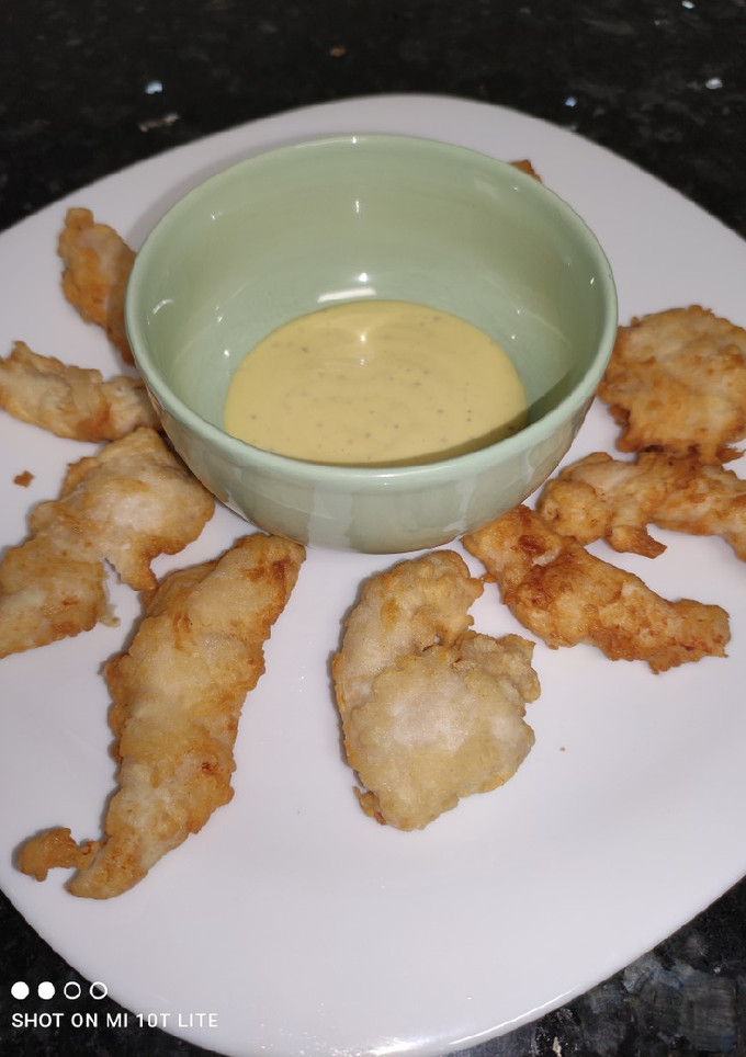 Una foto de Tiras de Pollo estilo KFC con salsa de miel mostaza