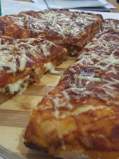 Una foto de Pizza rellena de pollo