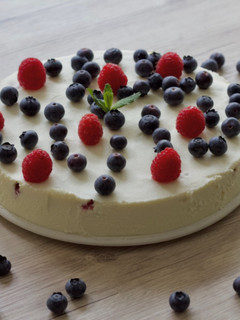 Una foto de Tarta de queso, chocolate blanco y frutas