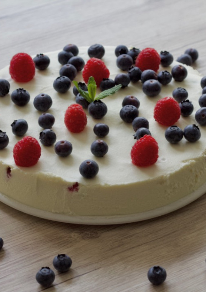 Una foto de Tarta de queso, chocolate blanco y frutas