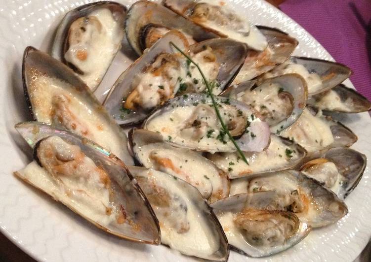 Baked Mussels with Cheese
