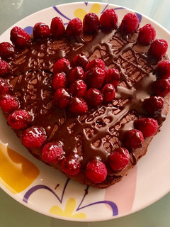 Una foto de Brownie con frambuesas ❤️