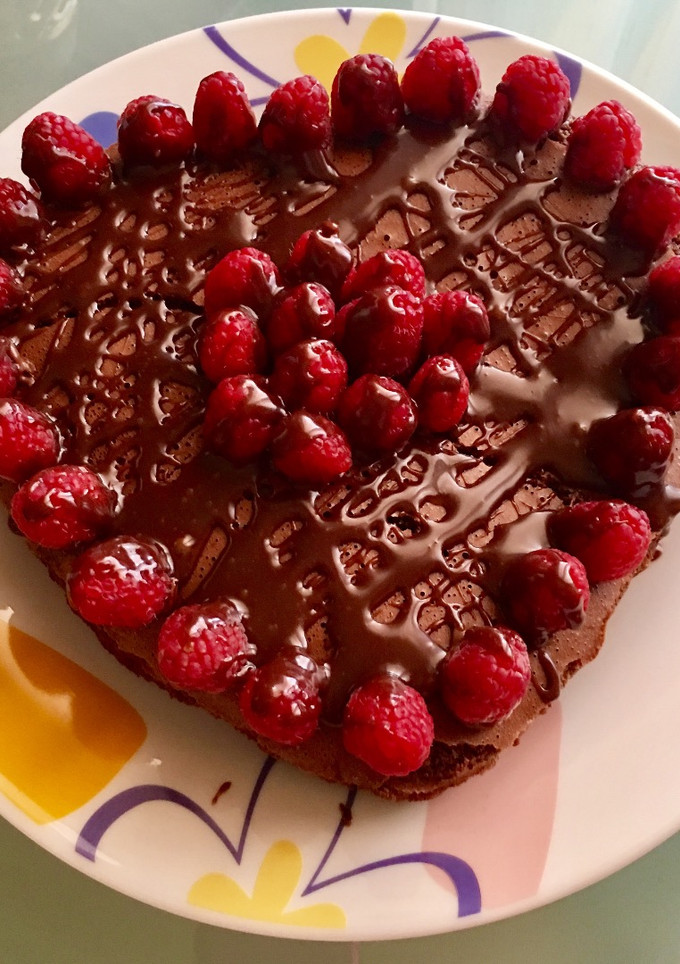 Una foto de Brownie con frambuesas ❤️