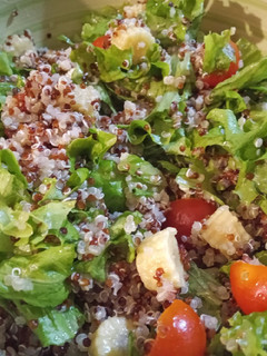 Una foto de Ensalada de quinoa colorida
