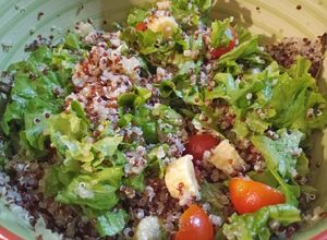 Una foto de Ensalada de quinoa colorida