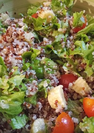 Una foto de Ensalada de quinoa colorida
