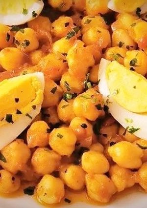 Una foto de Guiso de Garbanzos con sofrito de tomate