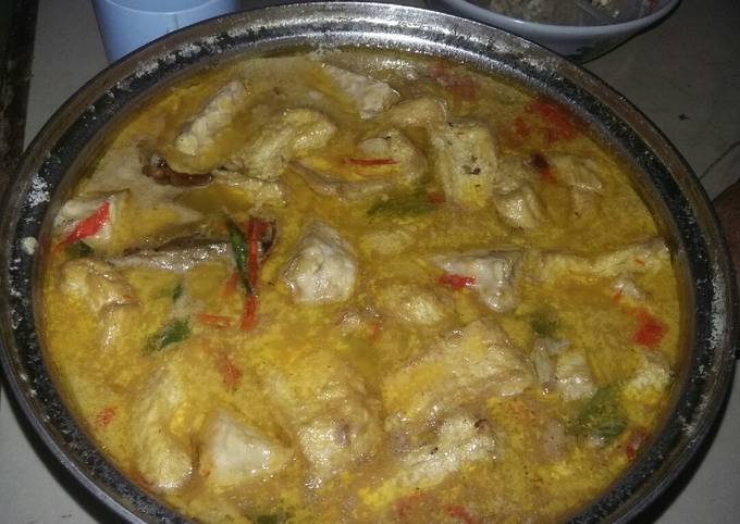 Mangut ikan pari asap campur tahu versiku