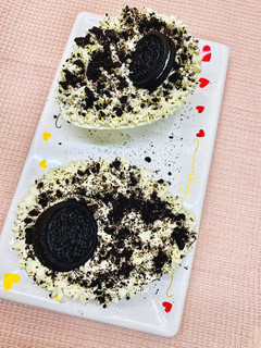 Una foto de Huevos de Pascua rellenos con crema Oreo 🐰