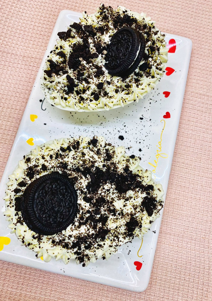 Una foto de Huevos de Pascua rellenos con crema Oreo 🐰