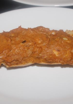 Una foto de Panini de ensalada de bonito picante