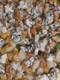 Una foto de Ensalada de Espinaca, Peras, Roquefort y Nueces