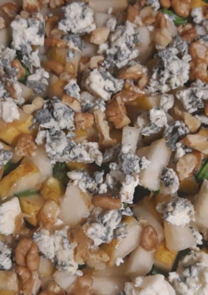 Una foto de Ensalada de Espinaca, Peras, Roquefort y Nueces