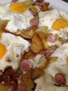 Una foto de Sartén de patatas, huevos y salchichas con queso mozarella