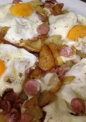 Foto principal de Sartén de patatas, huevos y salchichas con queso mozarella