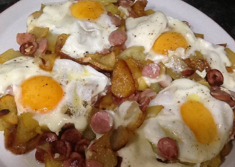 Sartén de patatas, huevos y salchichas con queso mozarella Receta de