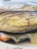 Emparedado de berenjena relleno de queso y salmón