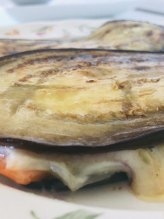 Una foto de Emparedado de berenjena relleno de queso y salmón