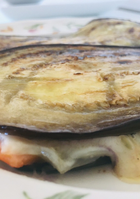 Una foto de Emparedado de berenjena relleno de queso y salmón