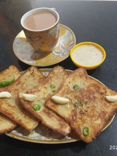 गार्लिक ब्रेड विद चीज़ डिप (Garlic Bread With Cheese Dip Recipe In Hindi) रेसिपी मुख्य फोटो
