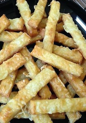 Ropogós sajtosrúd recept fotója