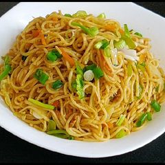 A picture of Chowmein (chinese noodles).
