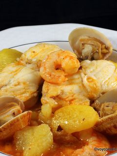 Una foto de All i pebre de rape, almejas y langostinos