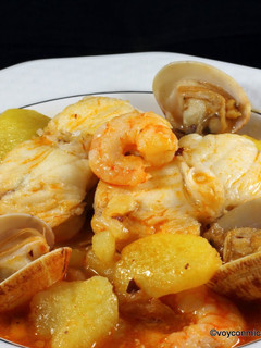 Una foto de All i pebre de rape, almejas y langostinos