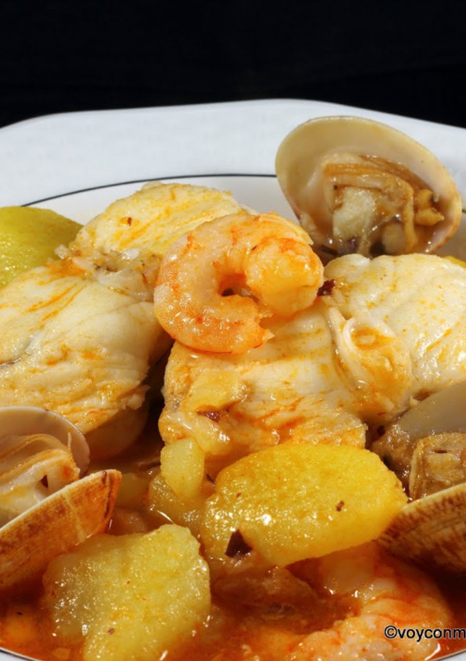 Una foto de All i pebre de rape, almejas y langostinos
