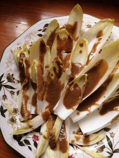 Una foto de Endivias con vinagreta de anchoas