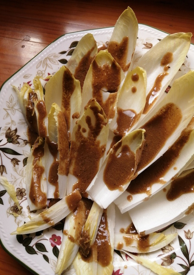 Una foto de Endivias con vinagreta de anchoas