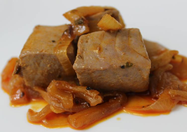 Atún encebollado