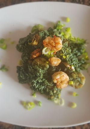 Una foto de Arroz verde, con mariscos y alga Spirulina. #1receta1arból
