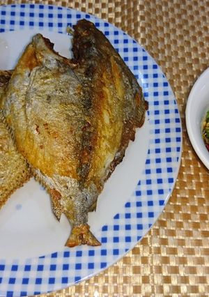 Hình của món Cá chim chiên chấm mắm ngò.