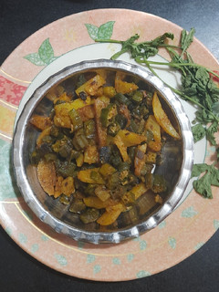 भिंडी और आलू की सब्जी (bhindi aur aloo ki sabzi reicpe in Hindi) रेसिपी मुख्य फोटो