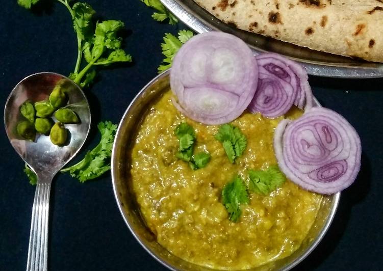 Green chickpea dal